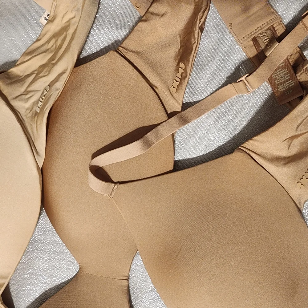 SKIMS. T-SHIRT DEMI BRA Neutral Tone Bras - Picture 8 of 8